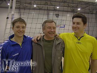 Turnyre jo organizatorius Rimantas Zigmantas (centre) žaidė kartu su sūnumis Arūnu (kairėje) ir Tadu.