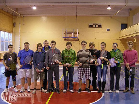 Jaunųjų tenisininkų turnyro finalinių varžybų dalyviai kartu su varžybų organizatoriais Česlavu ir Janu Gotovskiais. Autoriaus nuotr.