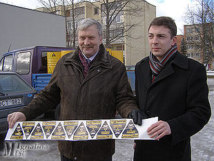 Rajono meras B. Ropė kartu su Latvijos „Dvinos“ patriotinio jaunimo sąjungos vadovu Jurijumi Zaicevu reklamavo lipdukų juostas, kurios buvo dalinamos ignaliniečiams, zarasiškiams ir vilniečiams.