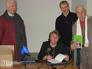 Bitininkų susirinkime: knygos autorė apie bitininkystę Meilutė Močiškytė bitininkams dalija autografus.