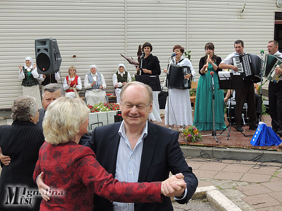 Smagiausias, kantriausias „Kaimynų pasiutvakario“ šokėjas šįkart buvo Seimo vicepirmininkas Česlovas Juršėnas
