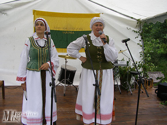 Daug juoko visada susilaukdavo scenoje pasirodančios šventės organizatorės – Sigutė Mudinienė ir Elena Skripkauskienė