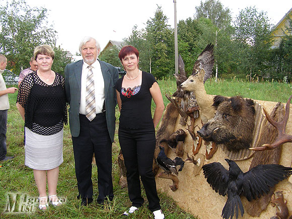 Seniūnė Milda Bielinienė, vienas iš šventės organizatorių Romutis Akinskas, kartu su medžiotoja ir aktyvia bendruomenininke Ale Bukauskiene (dešinėje) – prie jos surengtos medžioklės trofėjų parodos