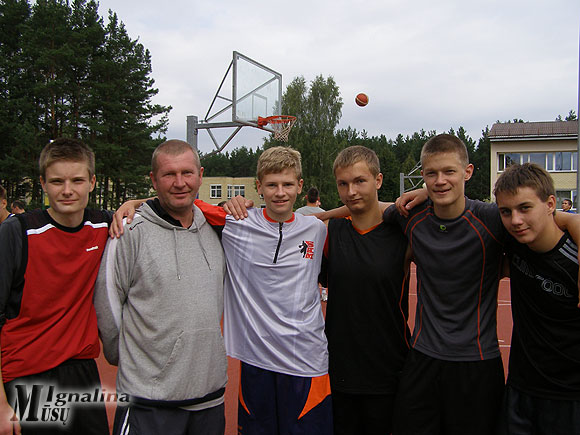 Krepšininkų turnyre sėkmingiausiai kovėsi Vilniaus „Sostinės“ krepšinio mokyklos jaunieji krepšininkai, vadovaujami mūsų kraštiečio trenerio Arūno Umbraso (antras iš kairės).
