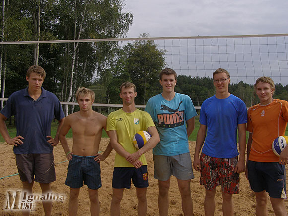 Paplūdimio tinklinio turnyro nugalėtojų ir prizininkų grupė: viduryje – Eugenijaus Rakitino ir Tomo Barsiukovo dvejetas