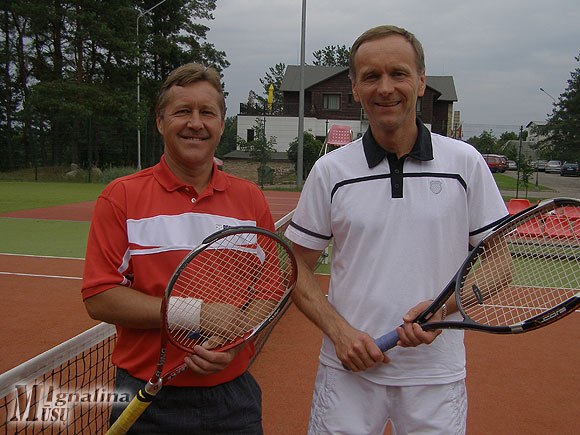 Teniso turnyro finalininkas ignalinietis Alvydas Pūkas (kairėje) ir kaunietis Juozas Jonaitis