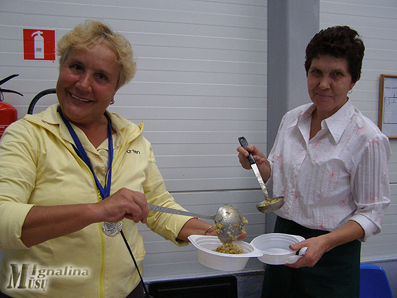 Košės dalintojos Vilė Umbražiūnienė (dešinėje) ir Liubovė Lukauskienė teigė, kad šis patiekalas patiko visiems žaidynių dalyviams, nes kai kurie „sušveitė“ ne po vieną porciją