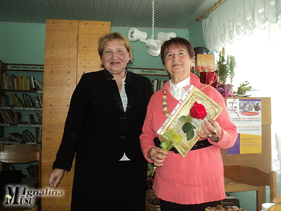 Veronika Eitminavičienė ir Dietkauščiznos bibliotekos vedėja Vanda Lazareva