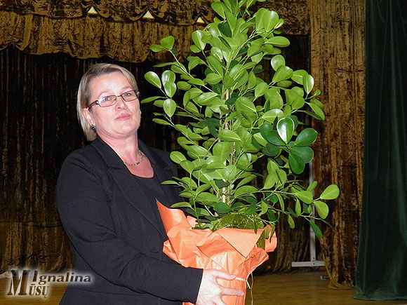 „Ryto“ vidurinės mokyklos direktorei Elenai Sekonienei – įkurtuvių medis.