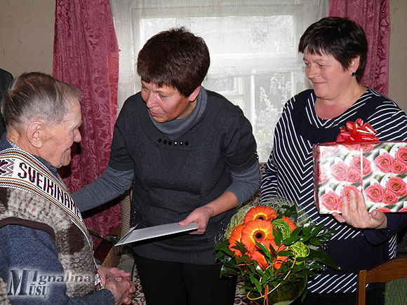 Šimtametį sveikina Rimšės seniūnė Tatjana Jarutienė (viduryje).