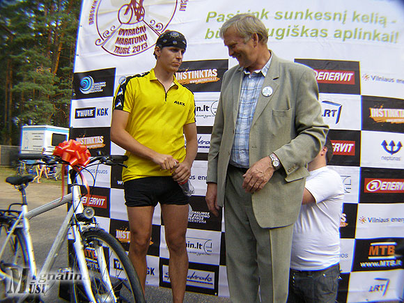 Loterijos pagrindinį prizą laimėjo ignalinietis Tomas Panavas, kuriam laimėtą dviratį įteikė rajono meras
