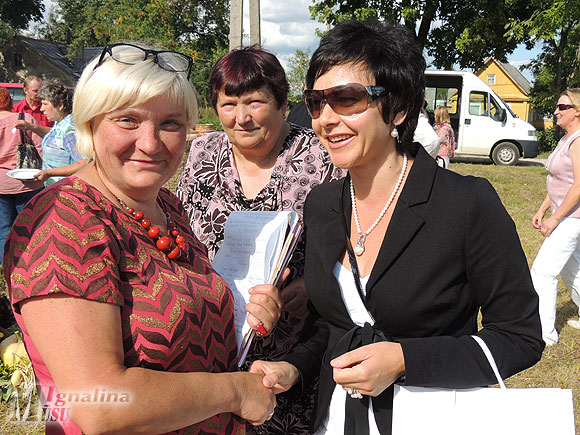 Krikonių bendruomenės pirmininkė Alma Nevierienė (kairėje) ir Seimo nario Šarūno Biručio padėjėja Milda Dikmonienė.