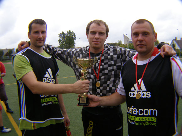 Nugalėtojų taurė tarp vyriausiojo amžiaus žaidėjų komandų atiteko IKSC komandos kapitonui Tadui Bernotui