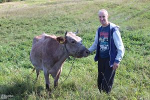 Ūkininkas Ričardas Tamulis tikisi, kad gavus paramą augintinės Mėtos pienas galės virsti skaniu sūriu. Jurgitos Ulkienės nuotr.