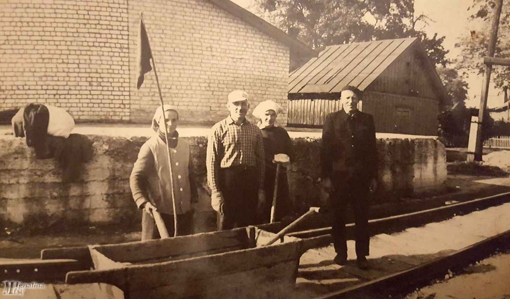 Geležinkelio ruožo viršininkas Justinas Ozarinskas (pirmas iš dešinės) su kelio darbininkais.