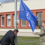 Pakelta NATO vėliava